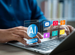 Débutant en cryptomonnaies découvrant les fondamentaux du trading automatique alimenté par intelligence artificielle