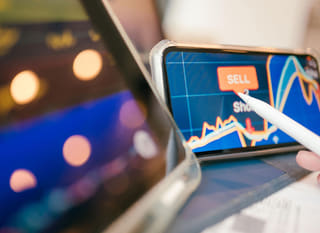 Opérateur de marchés multiples étudiant Bitcoin, Ethereum et les dérivés de devises